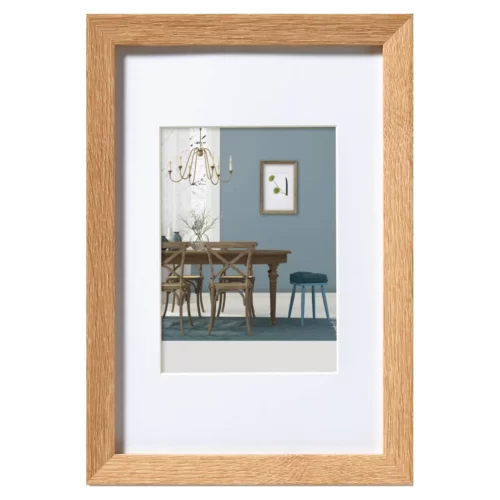 Eikenbruine houten fotolijst met afbeelding van modern eetkamerinterieur, blauwe wand en hangende kroonluchter.