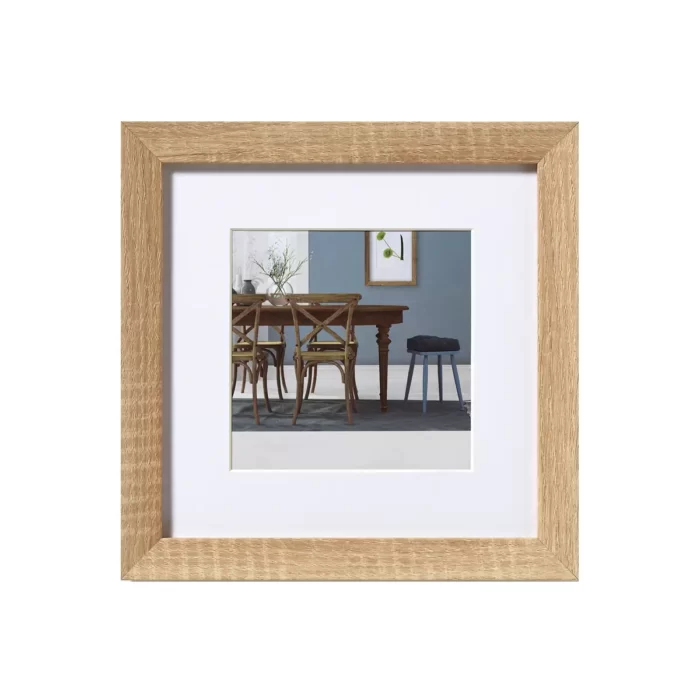 Eikenbruine houten fotolijst met afbeelding van modern eetkamerinterieur, blauwe wand en hangende kroonluchter.
