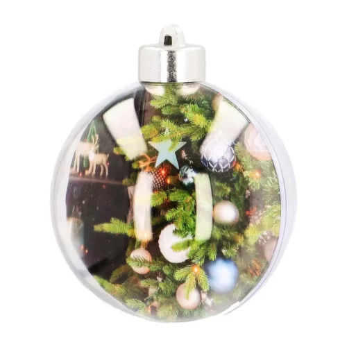 Doorzichtige kerstbal met weerspiegeling van kerstboom en decoraties.
